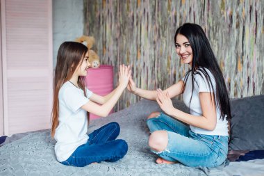 güzel kız yatak odasında oynarken, ön planda odaklanmak