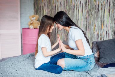 güzel kız yatak odasında oynarken, ön planda odaklanmak