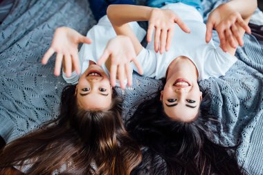 Mutlu kız sabah zaman, kamera eller gösteren