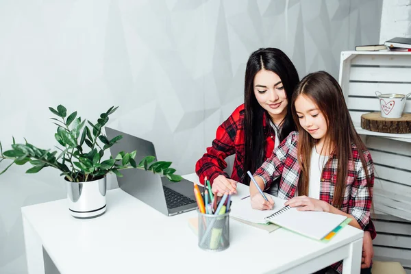 Zwei Schwestern Machen Hausaufgaben Hause Konzentrieren Sich Auf Den Vordergrund — Stockfoto