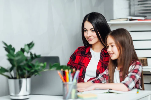 Zwei Schwestern Mit Laptop Hause Fokus Auf Den Vordergrund — Stockfoto