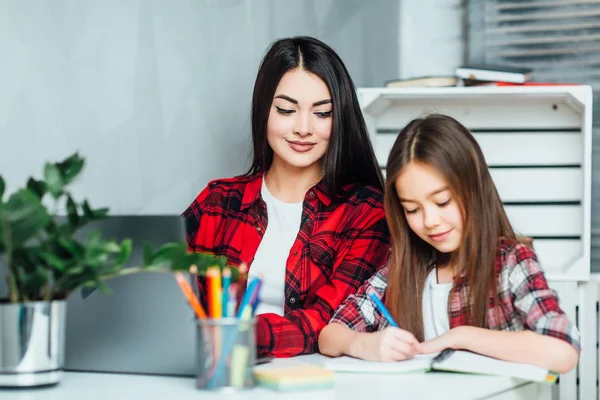 Dos Hermanas Haciendo Tarea Casa Centran Primer Plano — Foto de Stock