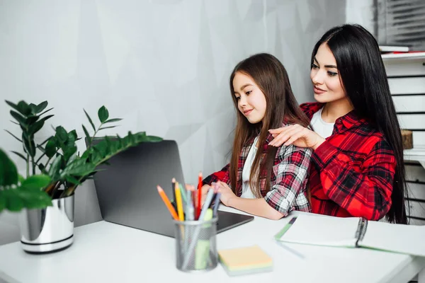 Dos Hermanas Haciendo Tarea Casa Centran Primer Plano — Foto de Stock