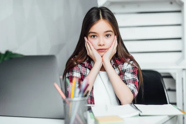 Menina Atraente Sentado Mesa Casa Foco Primeiro Plano — Fotografia de Stock