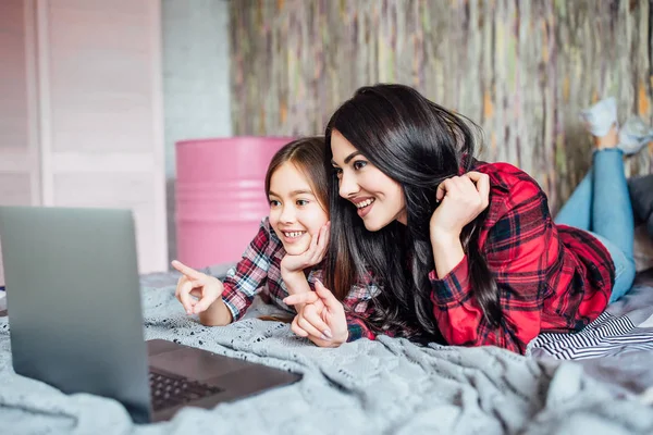 Hermanas Usando Ordenador Portátil Cama Casa Centran Primer Plano —  Fotos de Stock