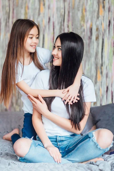 Dos Hermanas Abrazándose Cama Centran Primer Plano — Foto de Stock