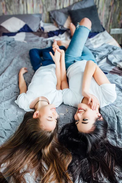 快乐姐妹躺在床上的高架视野 选择性的焦点 — 图库照片
