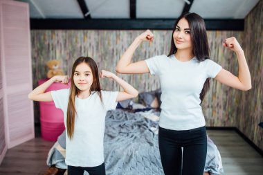 İki kız kardeş sabah egzersizleri yapıyor, ön planda odaklanmak