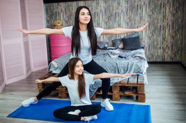 çekici kız evde yoga mat egzersizleri yapıyor, ön planda odaklanmak
