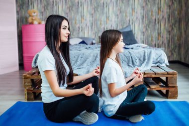 çekici kız evde yoga mat egzersizleri yapıyor, ön planda odaklanmak