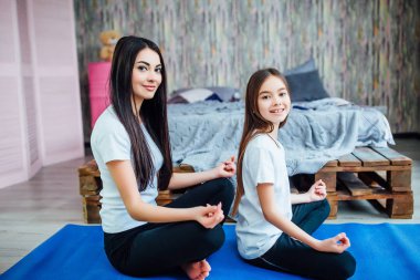 çekici kız evde yoga mat egzersizleri yapıyor, ön planda odaklanmak