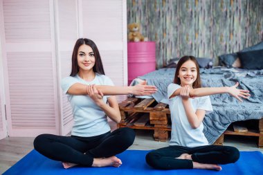 çekici kız evde yoga mat egzersizleri yapıyor, ön planda odaklanmak