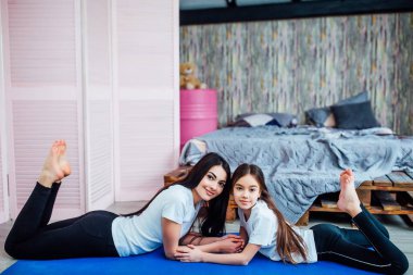 çekici kız evde yoga mat egzersizleri yapıyor, ön planda odaklanmak