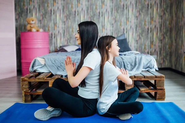 çekici kız evde yoga mat egzersizleri yapıyor, ön planda odaklanmak