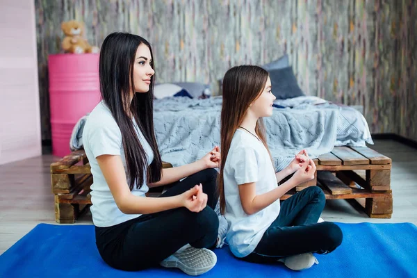 çekici kız evde yoga mat egzersizleri yapıyor, ön planda odaklanmak