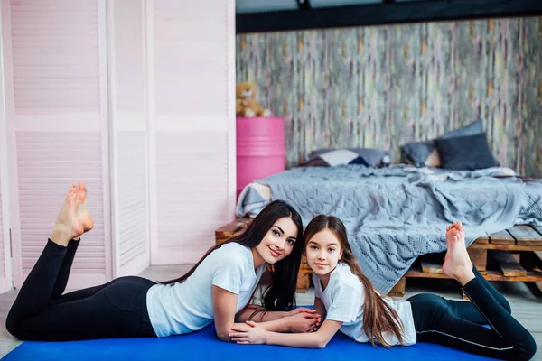 çekici kız evde yoga mat egzersizleri yapıyor, ön planda odaklanmak