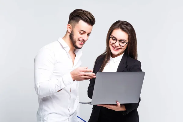 Dois Jovens Empresários Felizes Trabalhando Com Laptop Isolado Fundo Branco — Fotografia de Stock