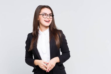 Beyaz arka planda izole genç güzel iş kadını portresi