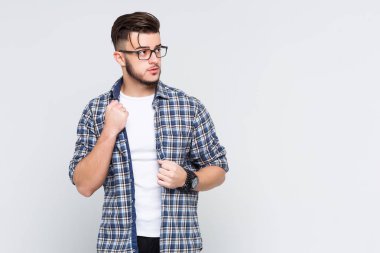 Beyaz arka plan üzerinde izole yakışıklı adam portresi