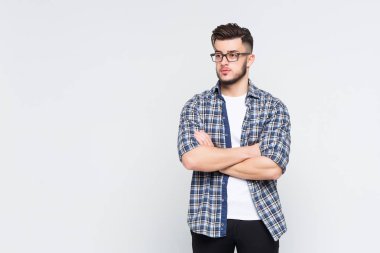 Beyaz arka plan üzerinde izole yakışıklı adam portresi