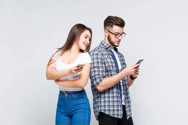 Söt Kvinna Och Stilig Man Använder Smartphones Isolerade Vit Bakgrund — Stockfoto