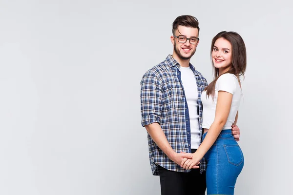 Jóvenes Amigos Felices Vistiendo Estilo Casual Aislado Sobre Fondo Blanco —  Fotos de Stock