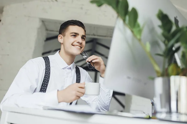 Sonriente Hombre Negocios Con Portátil Sosteniendo Taza Café Con Leche — Foto de Stock