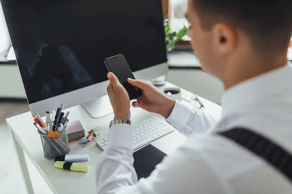 Concentrarsi Uomo Affari Digitando Telefono Seduto Sul Posto Lavoro — Foto Stock