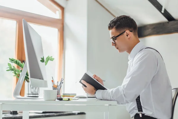 Uomo Affari Che Scrive Qualcosa Sul Posto Lavoro Con Documenti — Foto Stock