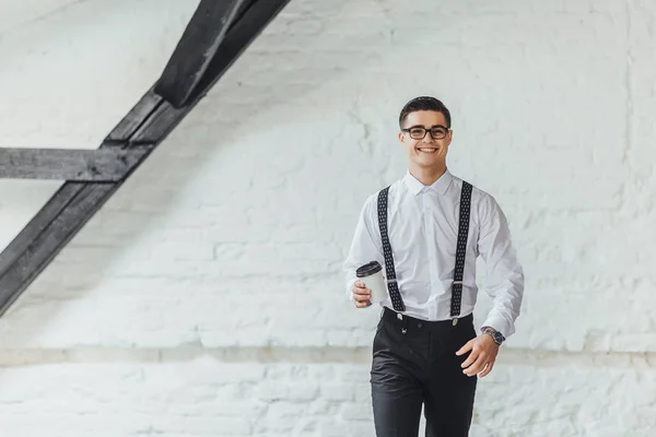 Joven Hombre Negocios Con Taza Café Mirando Cámara — Foto de Stock