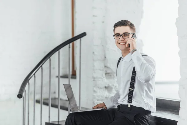 Homme Affaires Prospère Avec Son Ordinateur Portable Son Téléphone Son — Photo