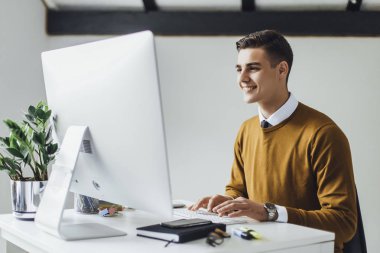 ofiste çalışan bilgisayar ile işadamı