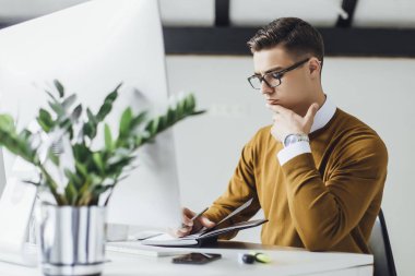 ofiste çalışan bilgisayar ile yaratıcı işadamı