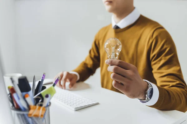 Beskuren Syn Affärs Man Gul Tröja Som Håller Glöd Lampa — Stockfoto