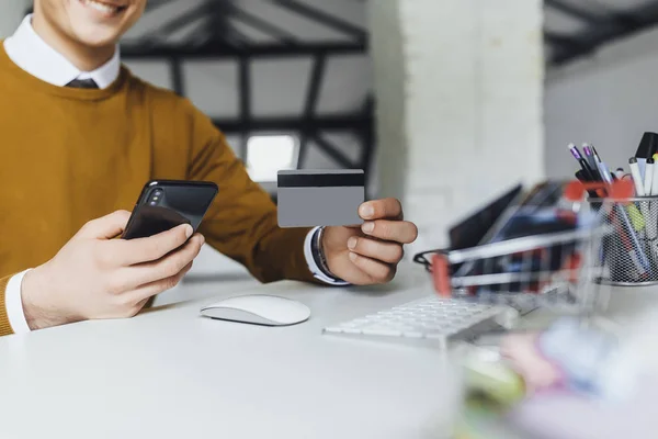 Vista Recortada Del Hombre Sosteniendo Teléfono Inteligente Tarjetas Visita Lugar —  Fotos de Stock