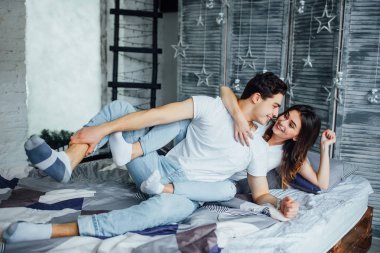 Genç çift evde sarılmak ve birlikte gülümsüyor