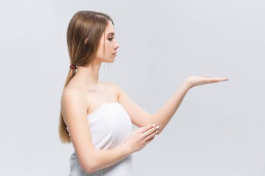 Beyaz havada çekici kadın beyaz arka planda izole kamera poz sonra shover