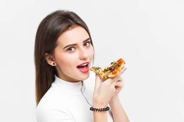 Ładna Kobieta Jedzenie Kawałek Pizzy Białym Tle — Zdjęcie stockowe