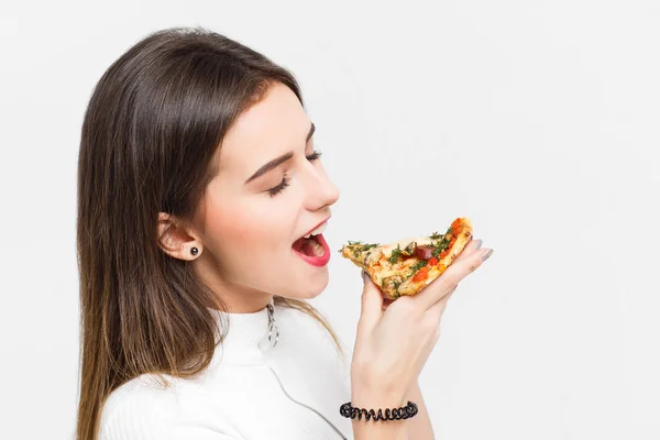 Vacker Kvinna Äter Bit Pizza Isolerad Vit Bakgrund — Stockfoto