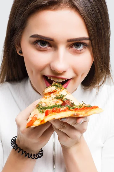 Hübsche Frau Isst Stück Pizza Isoliert Auf Weißem Hintergrund — Stockfoto