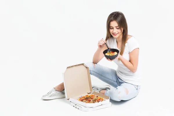 Porträt Einer Frau Die Salat Und Pizza Auf Weißem Hintergrund — Stockfoto