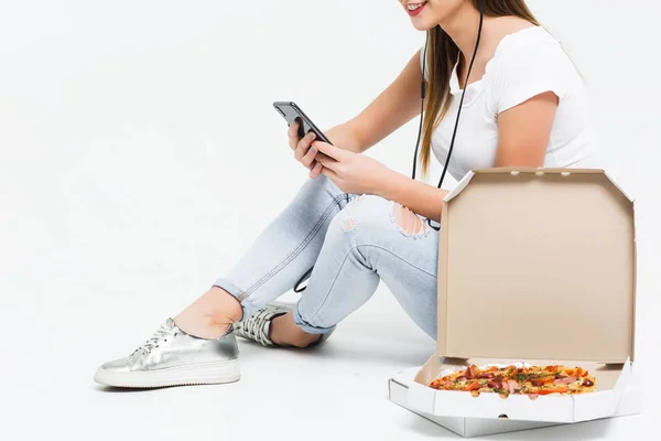 Mulher Sentada Chão Ouvindo Música Comendo Pizza Isolada Fundo Branco — Fotografia de Stock