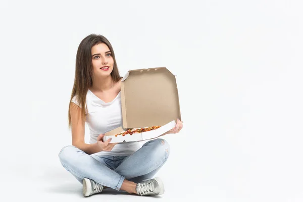Mulher Muito Jovem Com Pizza Saborosa Caixa Papel Entrega Isolada — Fotografia de Stock