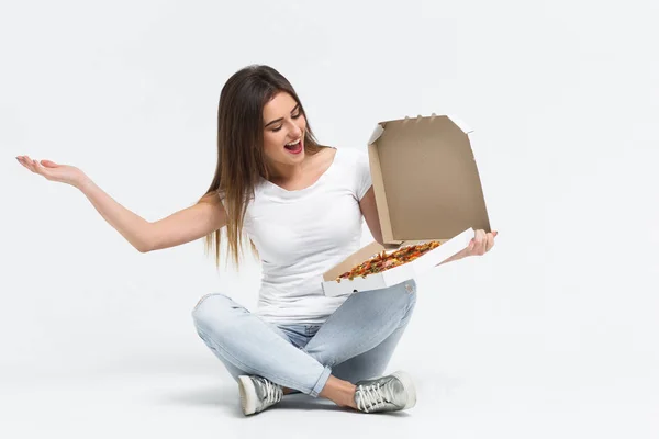 Mulher Com Fome Bonita Comer Pizza Saborosa Isolada Fundo Branco — Fotografia de Stock