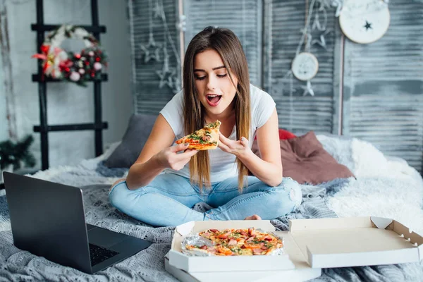 Kvinna Sitter Sängen Nära Laptop Och Äta Pizza Hemma — Stockfoto