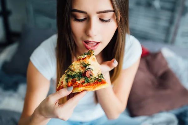 Güzel Genç Kadın Pizza Yeme Planda Odaklanmak — Stok fotoğraf