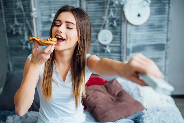 Mooie Vrouw Met Plakje Pizza Console Hand Thuis — Stockfoto