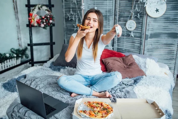 Donna Seduta Sul Letto Vicino Computer Portatile Mangiare Pizza Casa — Foto Stock