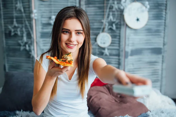 Pizza Dilim Evde Konsol Ile Güzel Kadın — Stok fotoğraf