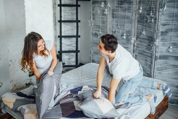 幸福的夫妇有枕头打架在家里 选择性的焦点 — 图库照片